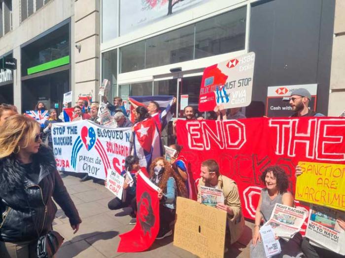 Protestan contra banco británico por aplicar sanciones EEUU a Cuba