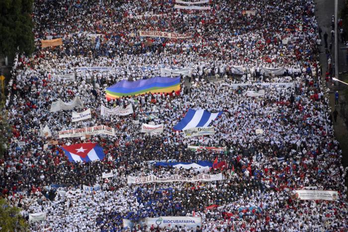 Primero de Mayo en la Plaza de la Revolución con la presencia del general de ejército Raúl Castro Ruz, líder histórico de la Revolución, Miguel Díaz-Canel Bermúdez, Primer Secretario del Partido y Presidente de la República y otros dirigentes.