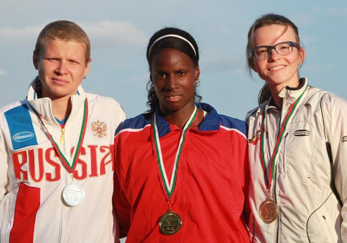 Suslaidy Girat (centro) aspira ganar en 100 metros planos, salto de longitud y salto triple