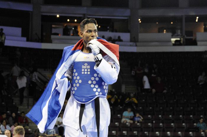 El cubano José Cobas  (azul) de Cuba ganador de la medalla de oro