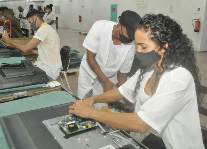 Empresa Industrial Electronica Comandante Camilio Cienfuego,fabricacion de Televisor LCD LED.