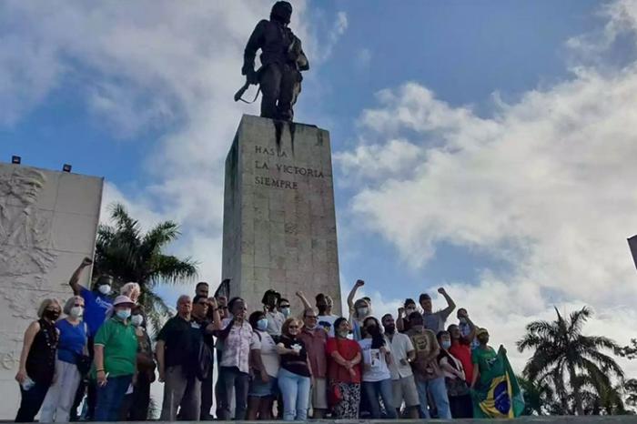 Integrantes de las brigadas Primero de Mayo y Ernesto Che Guevara hacen una parada en Santa Clara