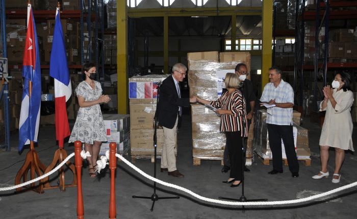 Donacion puntual para el apoyo del plan prevencion y control del coronavirus del pueblo de Francia,Sr.Patrice Paoli embajador de Francia en Cuba 