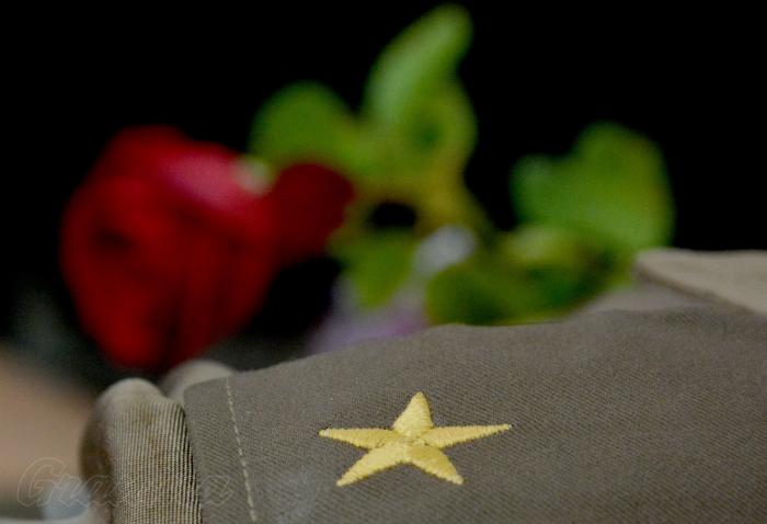 El comandante Camacho Aguilera y su esposa comparten historias con mujeres de las FAR por el día de las madres