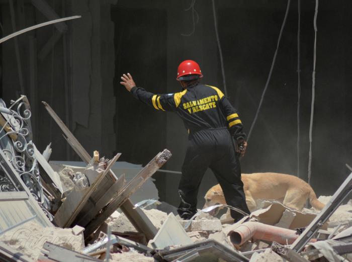 Las unidades de Rescate y Salvamento del Cuerpo de Bomberos de Cuba trabajaban para rescatar a las personas que pudieran estar bajo los escombros. fotos: Ricardo López Hevia 	