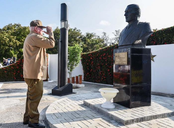 Ceremonia militar en el Mausoleo al Soldado Internacionalista Soviético