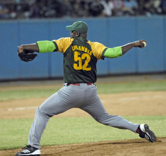 Serie 53 de pelota juego entre Industriale y Pinar del Rio lanzador Erlis Casanova Callaba 
Foto: Ismael Batista Ramirez 31/03/2014 Erli0003