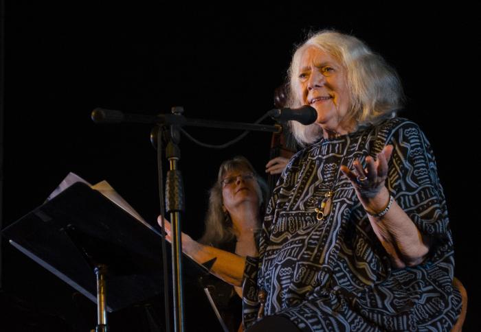 Barbara Dane, cantante estadounidense, durante una concierto en Casa de las Américas, La Habana, Cuba.