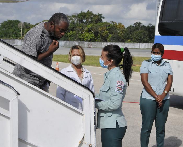 Llegada a Cuba de personas con visado varado en México. personal de Inmigración y Extranjeria Prevención contra la Covid-19