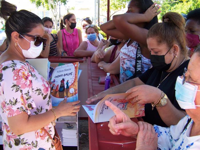 Los textos son vendidos en doce puntos o carpas habilitadas en el entorno del parque Martí