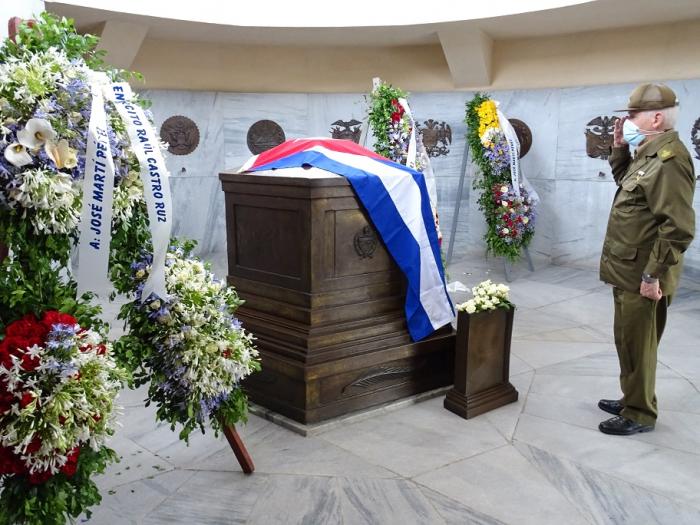 Integrante de la Generación del Centenario, el Comandante de la Revolución Ramiro Valdés encabezó el homenaje a Martí