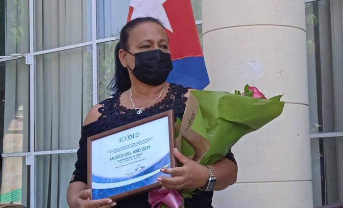 Aleida Hernandéz Rodríguez, directora del Museo Municipal de Jaruco recibe el premio al Museo del Año.