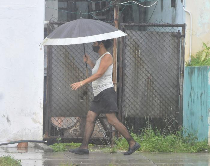 Tormenta tropical Elsa, persona bajo la lluvia
