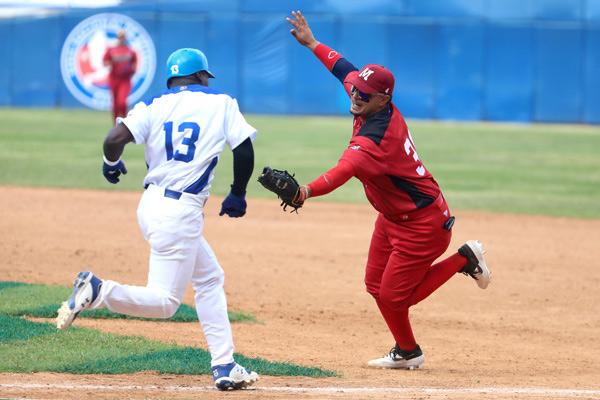 Esta escena, entre los Huracanes de Mayabeque y los Leones de Industriales, pudiera repetirse en la fiesta de los play off de la pelota cubana