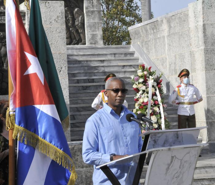 Homenaje a los internacionalistas en panteon de los veteranos en la necropoliis de Colon