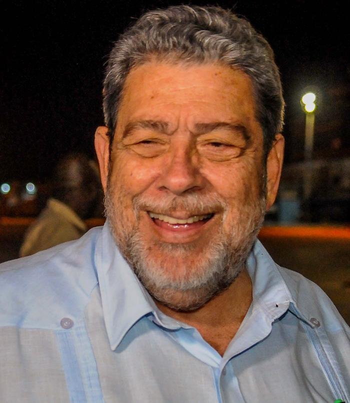 Ralph Gonsalves, Primer Ministro de San Vicente y las Granadinas a su llegada a esta capital donde participará en la XVII Cumbre ALBA-TCP.