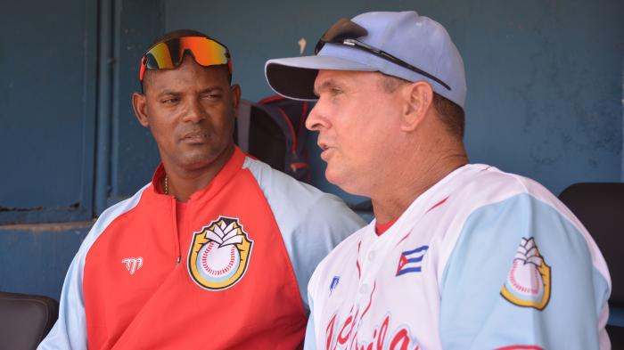  	
Yorelvis intercambia criterios con Isaac Martínez 