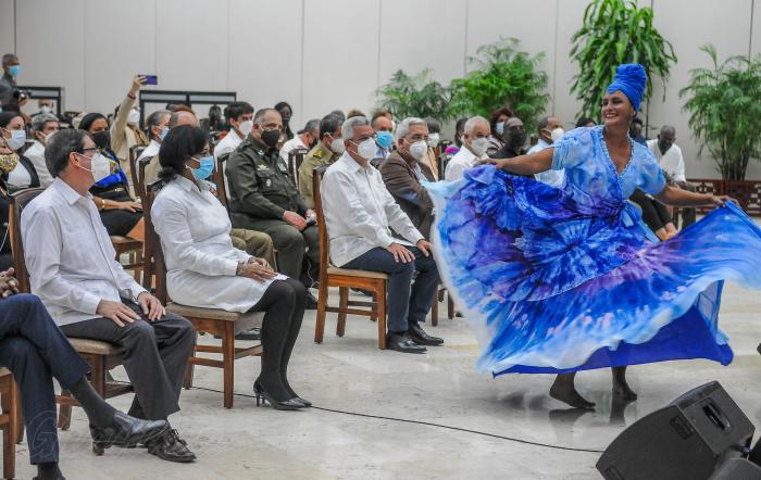 Inés María Chapman Waugh, viceprimera ministra de la República de Cubay El ministro de Relaciones Exteriores de Cuba, Bruno Rodríguez Parrilla, presiden acto por el día de Africa en el salón de protocolo del Laguito