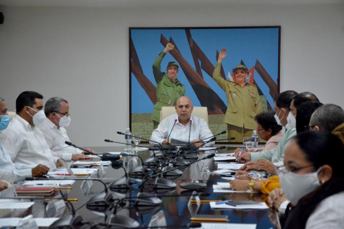 Encuentro por video llamada entre cuba y Vietnam. Por cuba Roberto Morales Ojeda. Miembro del Buró Político de cuba.