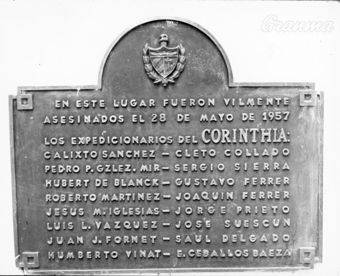 Tarja en el lugar donde fueron asesinados los expedicionarios del Corinthia