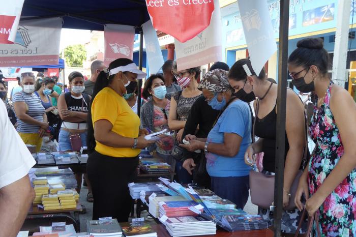Casi un millar de títulos estarán disponible durante las cuatro jornadas de la Feria del Libro en Granma. 
Foto: Mailenys Oliva Ferrales