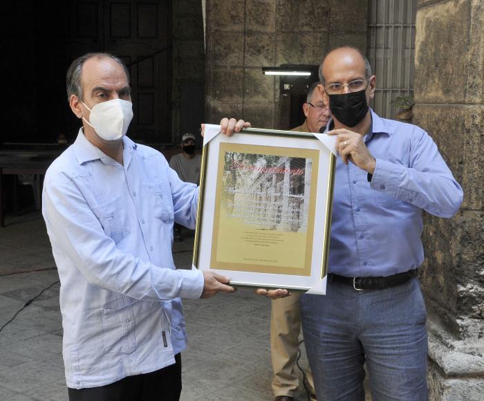 Acto por el Aniversario 25 del Instituto del Libro,Yoel Cordovi entrega reconocimiento para el Presidendete Miguel Diaz Canel  y lo recibe Rogelio Polanco Jefe de la Esfera Ideologica del PCC.