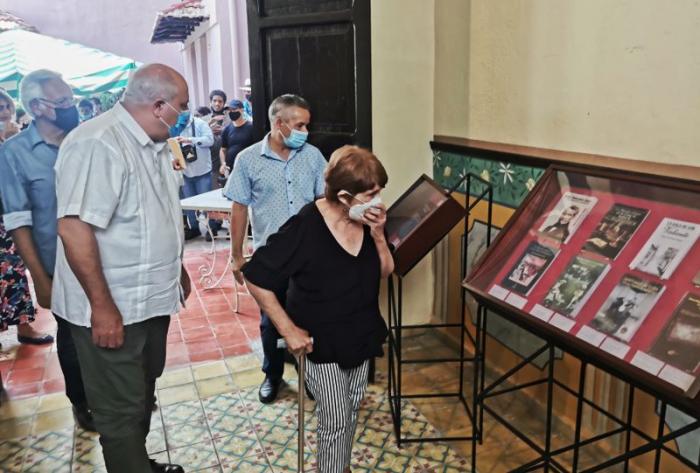 Una exposición de libros valiosos quedó abierta hoy aquí en la Casa Dranguet