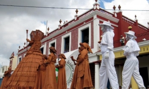 Estatuas vivientes del último desfile 