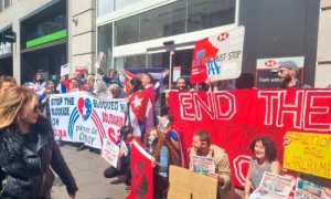Protestan contra banco británico por aplicar sanciones EEUU a Cuba