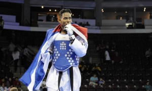El cubano José Cobas  (azul) de Cuba ganador de la medalla de oro