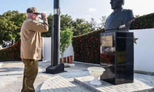 Ceremonia militar en el Mausoleo al Soldado Internacionalista Soviético