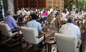 Conversa Presidente de Cuba con estudiantes de la enseñanza media