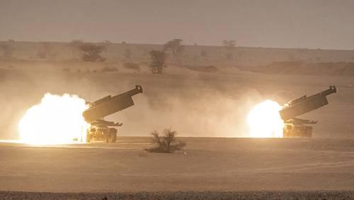 Los HIMARS pueden disparar una amplia gama de proyectiles. Así, son capaces de lanzar 6 misiles guiados tipo ER GMLRS a una distancia de 150 kilómetros o un misil ATACMS a 300 kilómetros, o dos misiles PrSM a 499 kilómetros.
