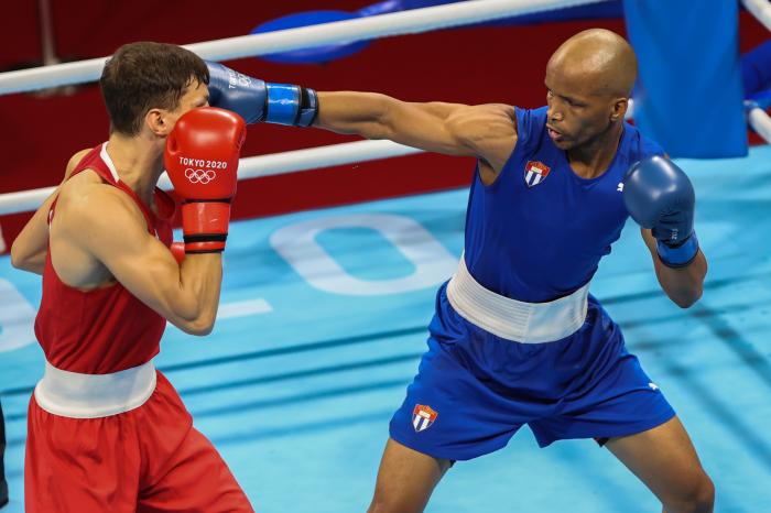 Roniel Iglesias de Cuba (azul) obtiene medalla de oro al vencer Pat McCormack de Gran Bretaña en la final de la categoría de 69 kg del boxeo en el Arena Kokugican