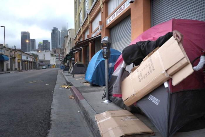 En Los Ángeles, tres de cada cuatro personas sin hogar no tienen cama en ningún albergue o solución temporal. FOTO: AP