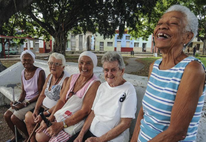 Lo que me queda por vivir… será en sonrisas.Personas de la tercera edad
