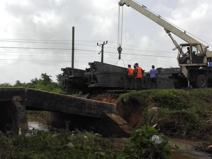 Instalan nuevo puente en vía de Pinar del Río afectada por las intensas lluvias