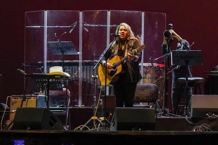 Vivir Quintana abrió el concierto de Silvio Rodríguez en El Zócalo de México. 
