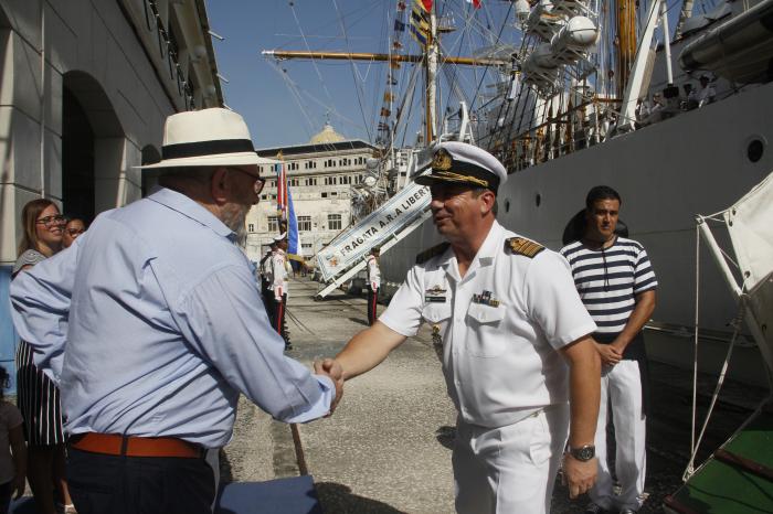Visita a La Habana de la fragata A.R.A. Libertad, buque escuela de la marina Argentina, al mando del Capitán de Navío Carlos Pedro Sonavinsky, 