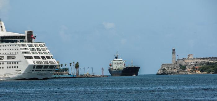 Bahía de La Habana desde Regla con el Morro, barcos y lanchita rumbo a la ciudad.