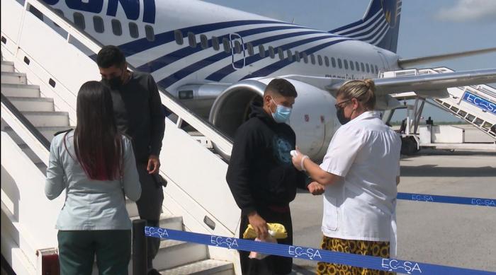 Un equipo médico supervisó el estado de salud de los viajeros  antes  de ser trasladados a sus lugares de origen.