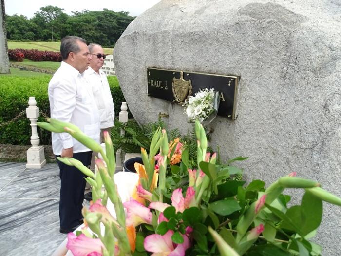 Un ramo de flores a nombre del General de Ejército Raúl Castro colocó en el monolito José Ramón Monteagudo, acompañado de Lázaro Expósito