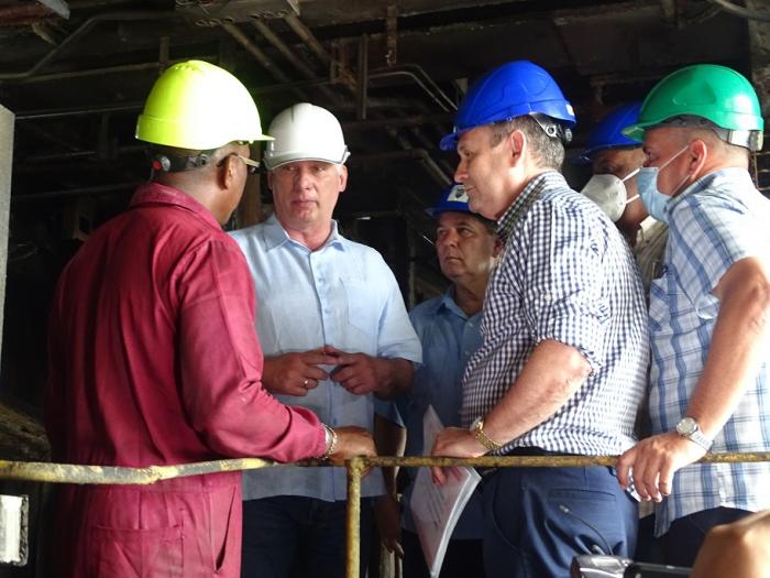 Durante su visita Díaz-Canel es interesó por los ajustes de terminación de la citada unidad-6. 