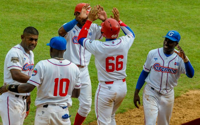 Primer juego de la final del play off de beisbol entre los equipos de Granma y Matanzas en el estadio Mártires de Barbados de Bayamo, ganado por el equipo de Granma