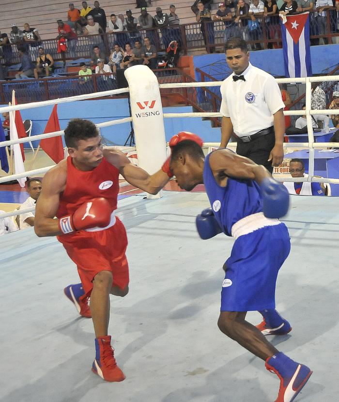 58 Edicion del Torneo Nacional de Boxeo Playa Giron-Camaguey 2019- combate de 52 kg entre   Damian  arcel de CMG de azul y Yosvani veitia de SSP de rojo campeon nacional