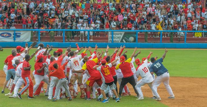 Quinto juego de la final del play off de beisbol entre los equipos de Granma y Matanzas en el estadio Victoria de Girón en Matanzas, ganado por el equipo de Matanzas
