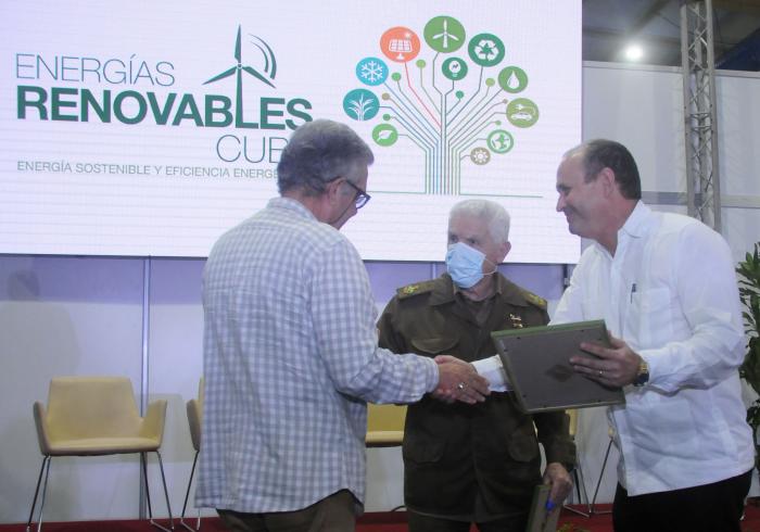 Entrega de reconocimiento al Hotel Blau Varadero de la cadena Gran Caribe, recibido por Ernesto José Magdalena Martín, 