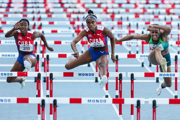 Cubanas Greisys Roble (centro) y Keily Pérez (izquierda) compiten en la final de 110 metros con vallas en el atletismo de los I Juegos Panamericanos Júnior