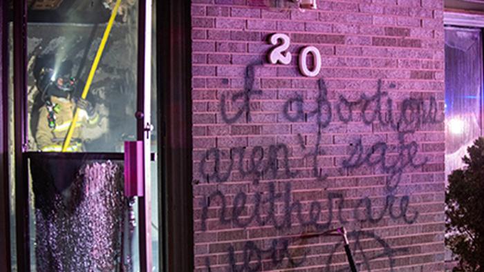 «Si los abortos no son seguros, ustedes tampoco», dice uno de los grafitis.