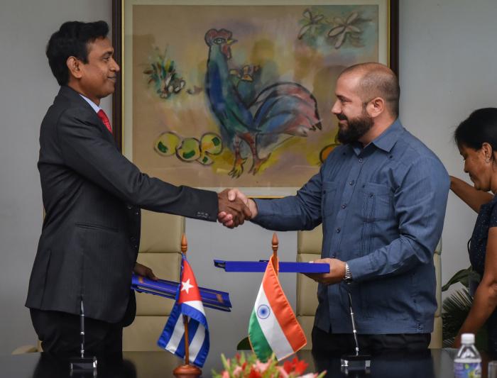 Firmaron el acuerdo el presidente del Banco Exterior de Cuba, Ernesto Medina Rosales, y el director general de EximBank, Nirmit Ved